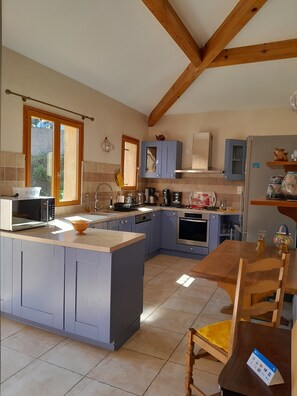 Fridge, microwave, oven, stovetop - Villa 10 Personnes au Calme Entre mer et Montagne. 5 Chambres, 5 Salles de Bain (Vico)