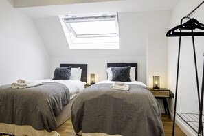2 habitaciones, escritorio, tabla de planchar con plancha y wifi gratis 