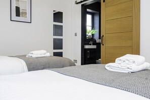2 habitaciones, escritorio, tabla de planchar con plancha y wifi gratis 