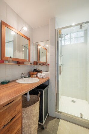 Bathtub, hair dryer, towels