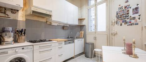 Réfrigérateur, micro-ondes, four, plaque de cuisson