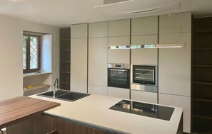 Fridge, microwave, dishwasher, cookware/dishes/utensils