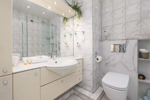 Shower, hair dryer, shampoo - Functional Studio close to the beach | Parking and Balcony (Miedzyzdroje)