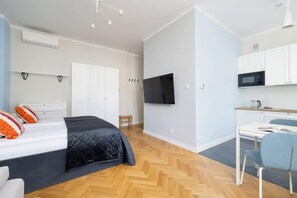 Tabla de planchar con plancha, wifi, ropa de cama