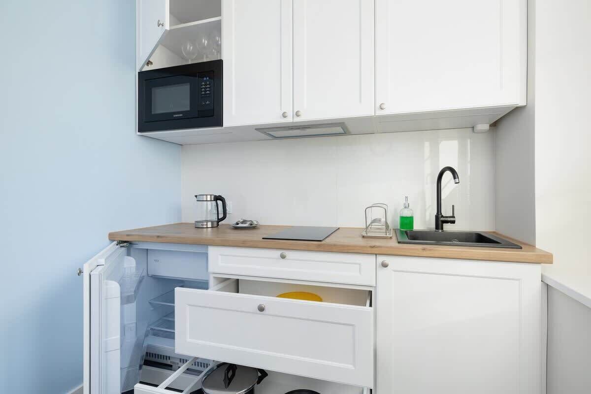 Réfrigérateur, micro-ondes, plaque de cuisson, lave-vaisselle