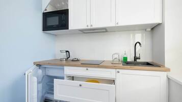 Réfrigérateur, micro-ondes, plaque de cuisson, lave-vaisselle