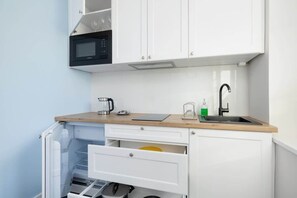 ثلاجة، ميكروويف، موقد طهي مسطح، غسالة أطباق