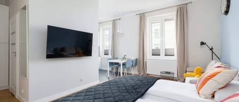 Tabla de planchar con plancha, wifi y ropa de cama