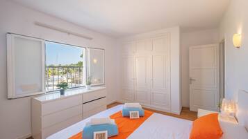 3 slaapkamers, een kluis op de kamer, een strijkplank/strijkijzer