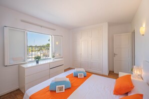 3 室のベッドルーム、セーフティボックス (室内)、アイロン / アイロン台、WiFi (無料)