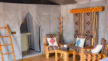 1 bedroom, blackout curtains