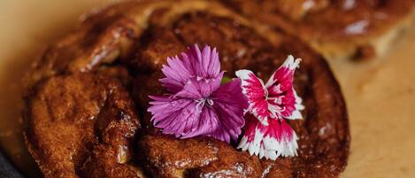 Un plato de postre con dos galletas de chocolate y una decoración floral.