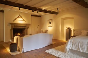 Suite – deluxe | Sengetøy av topp kvalitet, dundyner, wi-fi (inkludert) og sengetøy