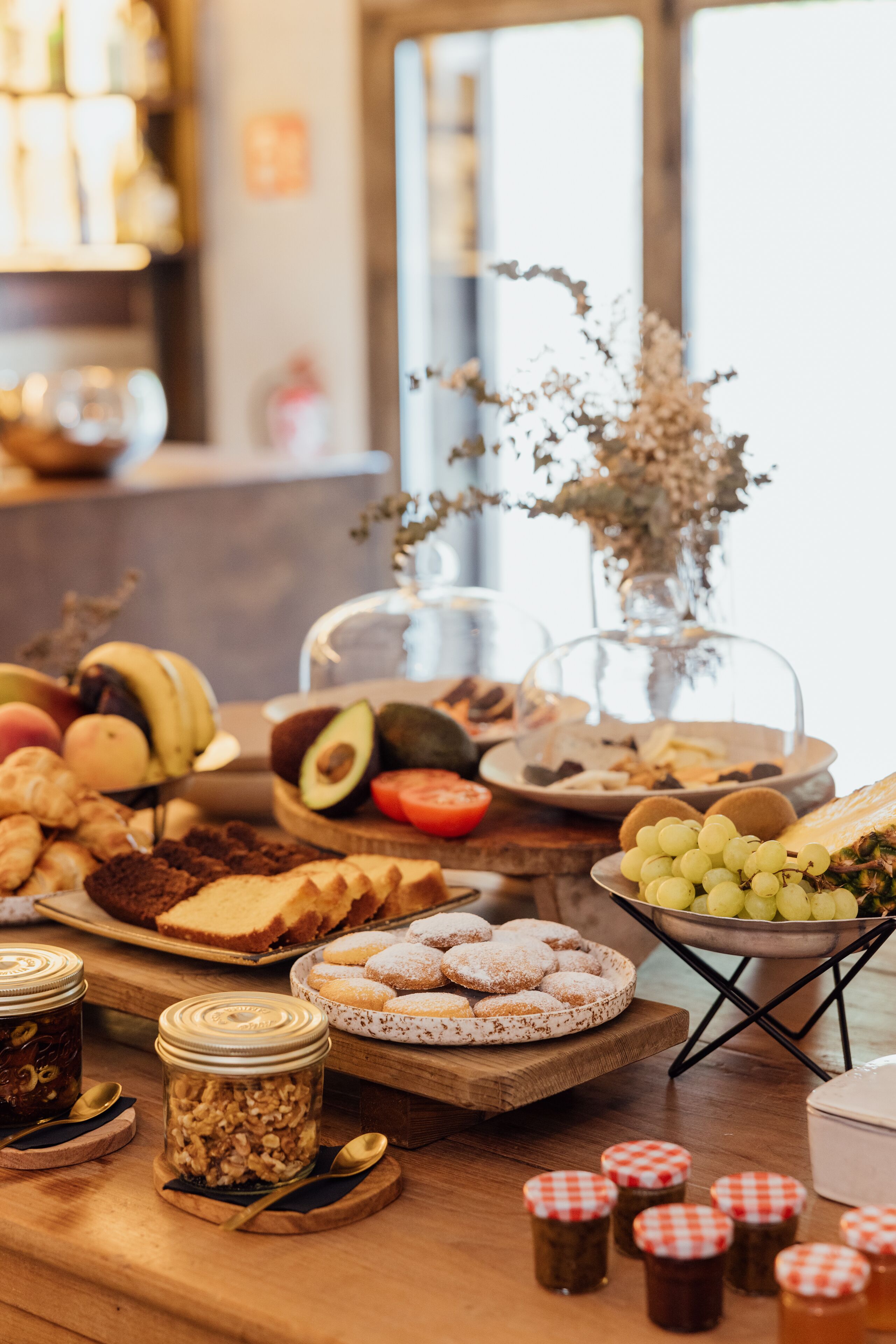 Een buffet met verschillende soorten eten, zoals fruit, gebak en sausjes.