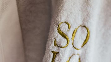 Primer plano de una toalla blanca con texto bordado.