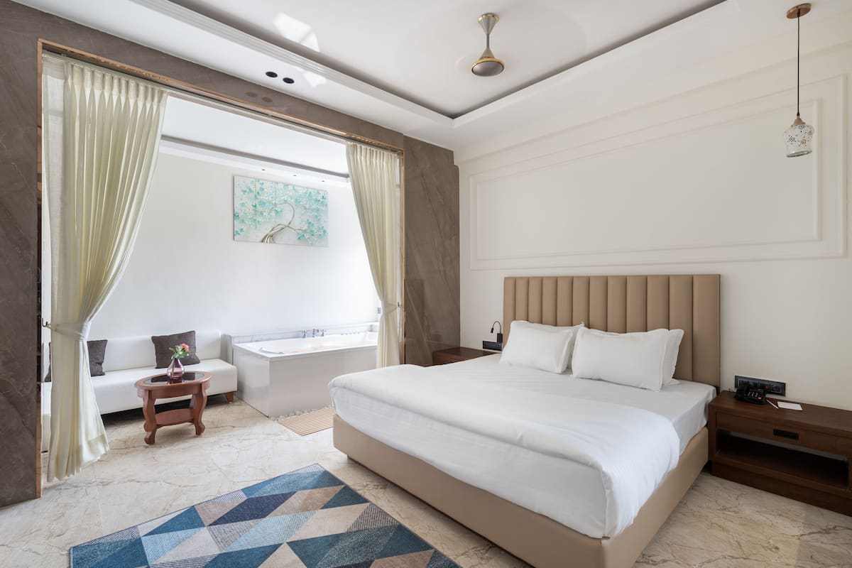 Luxury Room | 1 bedroom, desk, soundproofing, free WiFi