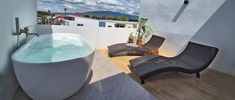 Outdoor spa tub