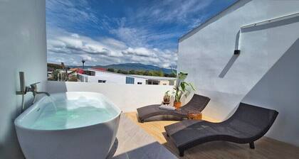 Lotus House: Casa entera de 3 plantas, King Bed, cerca de Old Town