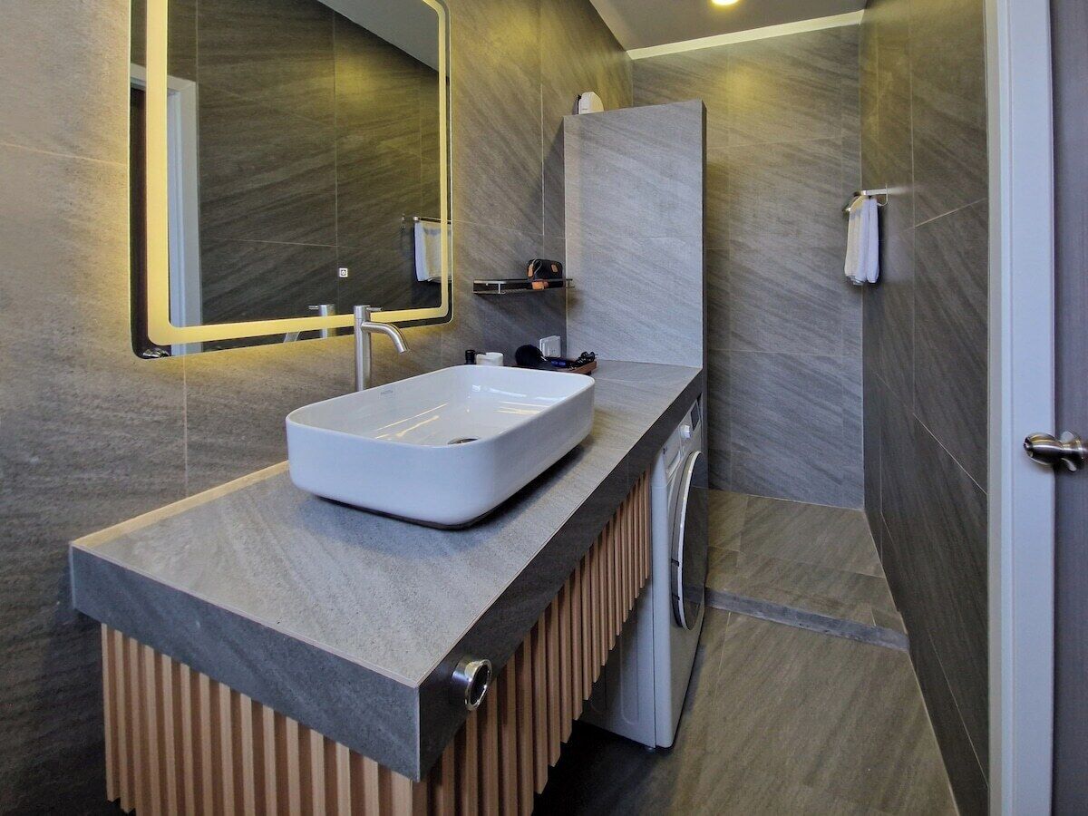 Shower, hair dryer, towels