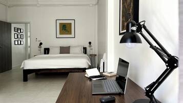 2 bedrooms, desk, iron/ironing board, WiFi