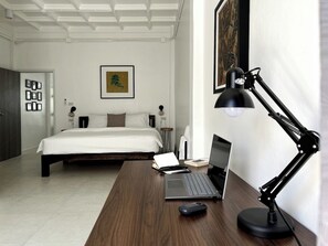 2 bedrooms, desk, iron/ironing board, WiFi