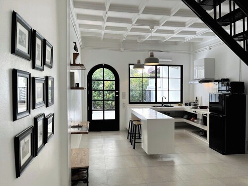 Your Local Spacious 3-story Home, Rooftop views & King Beds near Night Bazaar