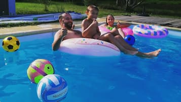 Una piscina al aire libre de temporada