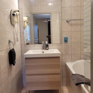 Familiekamer, 1 twee- of 2 eenpersoonsbedden (Stendhal) | Badkamer | Gratis toiletartikelen, een haardroger