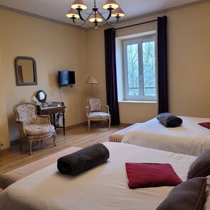 Family Double or Twin Room (Stendhal) | Television