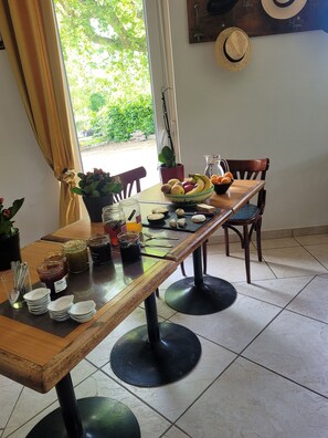 Free daily continental breakfast