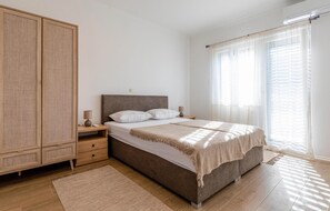 4 多间卧室、旅行婴儿床、免费 WiFi、床单