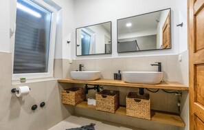 Shower - Beautiful home in Opuzen with WiFi (Opuzen)