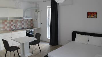 Studio Supérieur, 1 grand lit, cÎté jardin | Matelas mémoire de forme, espace de travail pour ordinateur portable