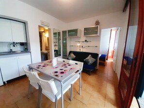 Dining - Casa Lolita Eraclea Mare. Cozy small apartment steps from the beach. (Eraclea Mare)