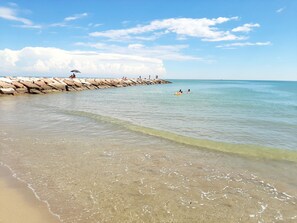 Beach nearby, sun-loungers, beach towels