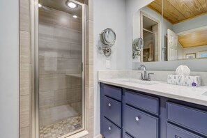 Combined shower/tub, hair dryer, towels