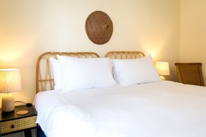 2 bedrooms, desk, iron/ironing board, travel cot - Sea Downs - moments from beach (Eastbourne)