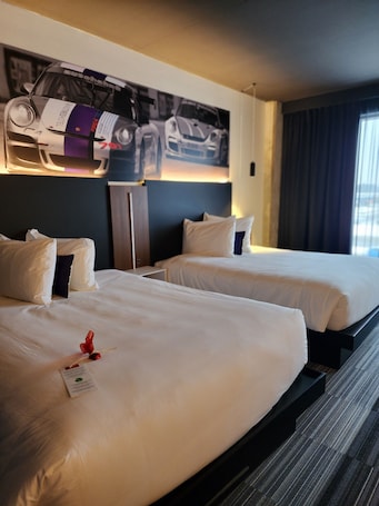 Muebles diferentes, escritorio y espacio para trabajar con laptop . Grand Hôtel TIMES Lévis