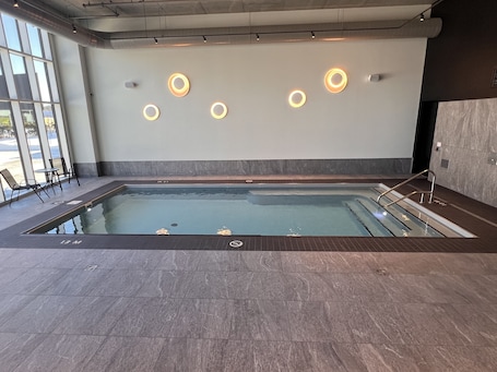 Una piscina techada. Grand Hôtel TIMES Lévis