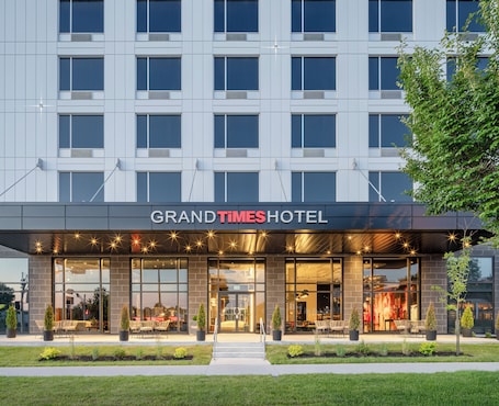 Exterior. Grand Hôtel TIMES Lévis
