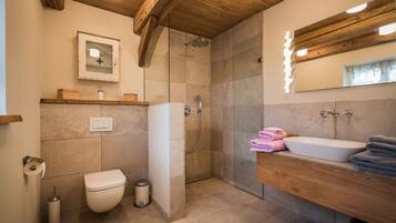 Dusche, Haartrockner, HandtĂŒcher, Seife