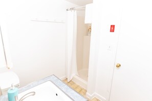 Shower, hair dryer, towels - 1bdrm Apt near UVMMC, i89, and Downtown (Winooski)