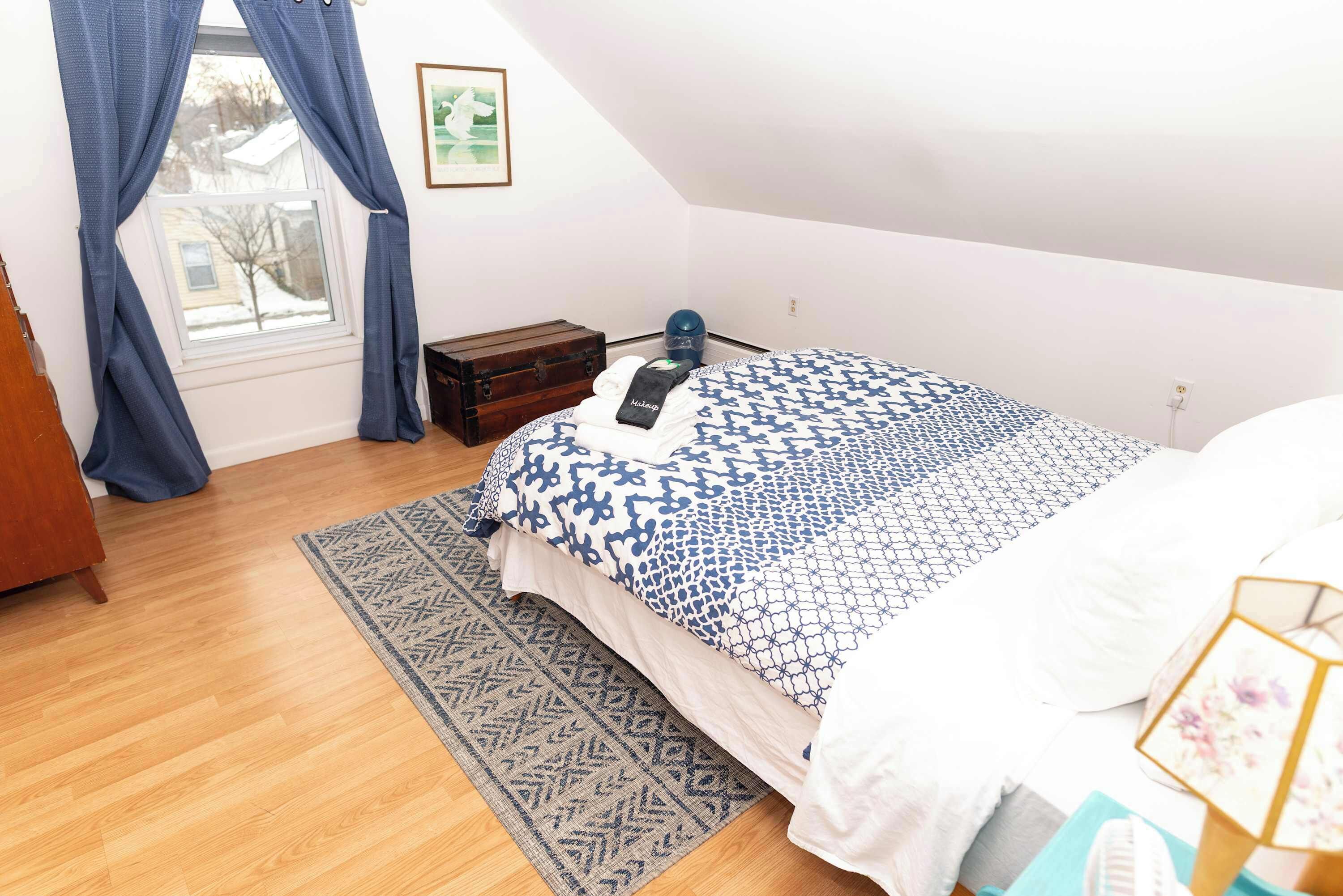 2 عدّة غرف نوم ومكواة/لوح كي وواي فاي وملاءات أسرّة