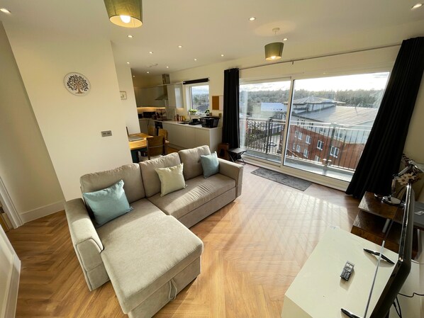 Smart TV - 2bed in Rickmansworth, balcony views 5min to tube station free Wi-Fi & Parking (Rickmansworth)