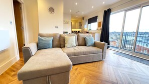 Smart TV - 2bed in Rickmansworth, balcony views 5min to tube station free Wi-Fi & Parking (Rickmansworth)