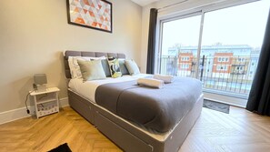 2 bedrooms, iron/ironing board, travel crib, WiFi - 2bed in Rickmansworth, balcony views 5min to tube station free Wi-Fi & Parking (Rickmansworth)