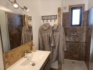 Secadora de cabello, toallas, jabón, papel de baño 