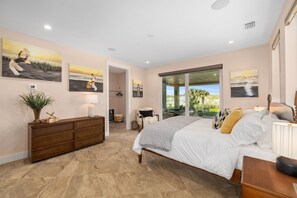 4 habitaciones, escritorio y tabla de planchar con plancha