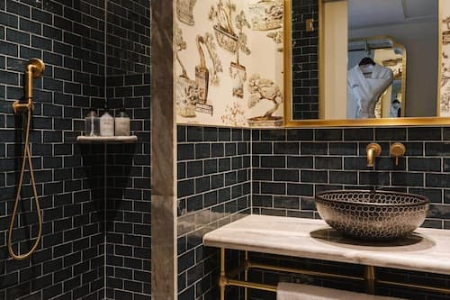 Articles de toilette (gratuits), séchoir à cheveux, peignoirs
