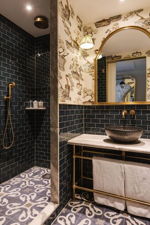 Gratis toiletartikelen, een haardroger, badjassen, pantoffels